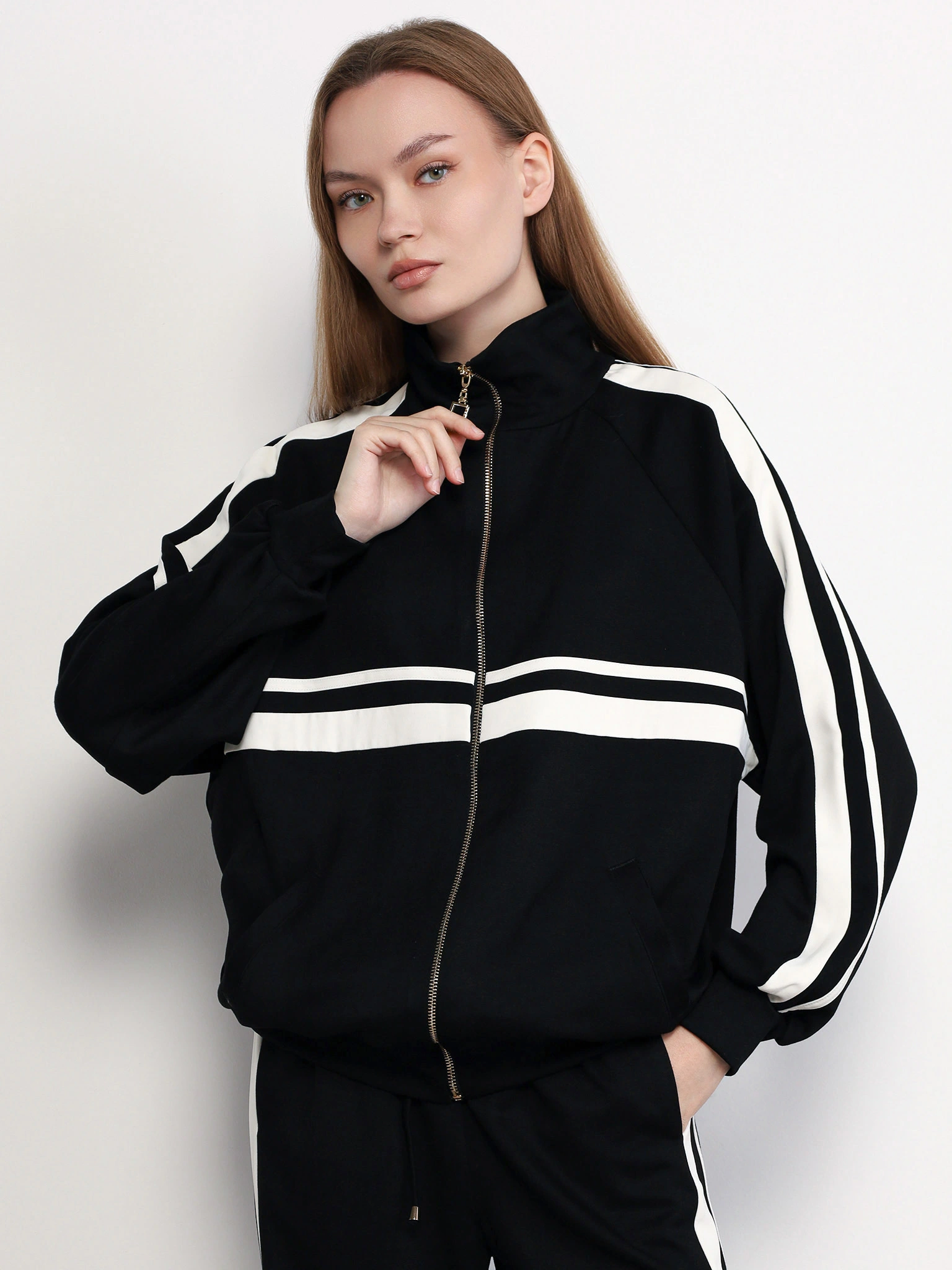 Куртка трикотажная черного цвета прямого кроя